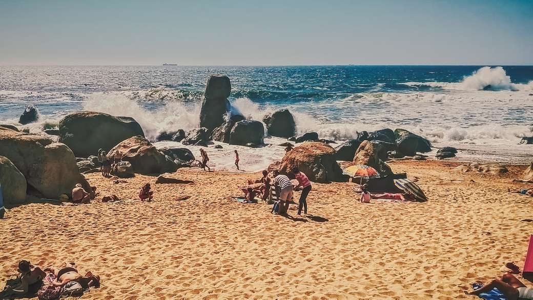 ludzie siedzący na plaży w ciągu dnia puzzle online