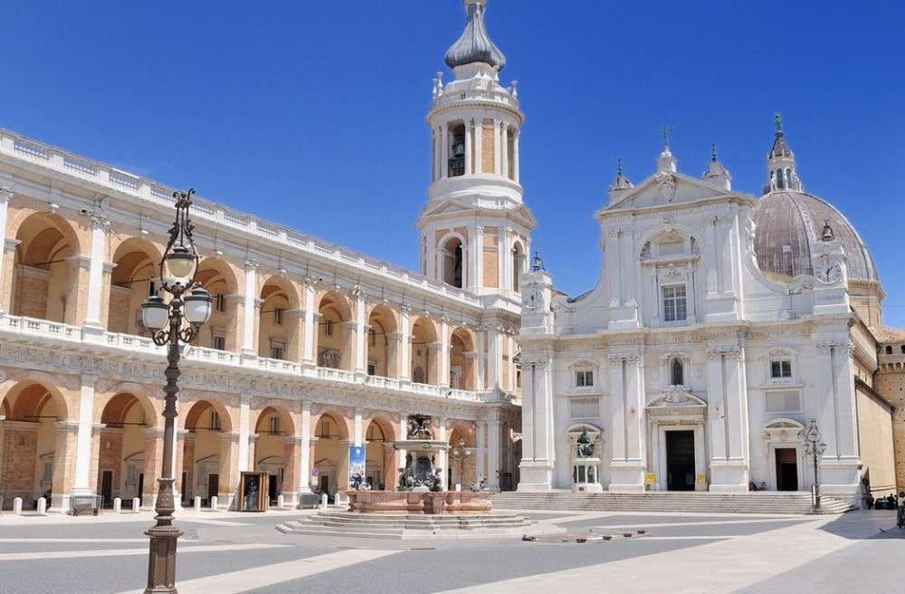 Katedra Fano i miasto Piazza w Marche we Włoszech puzzle online
