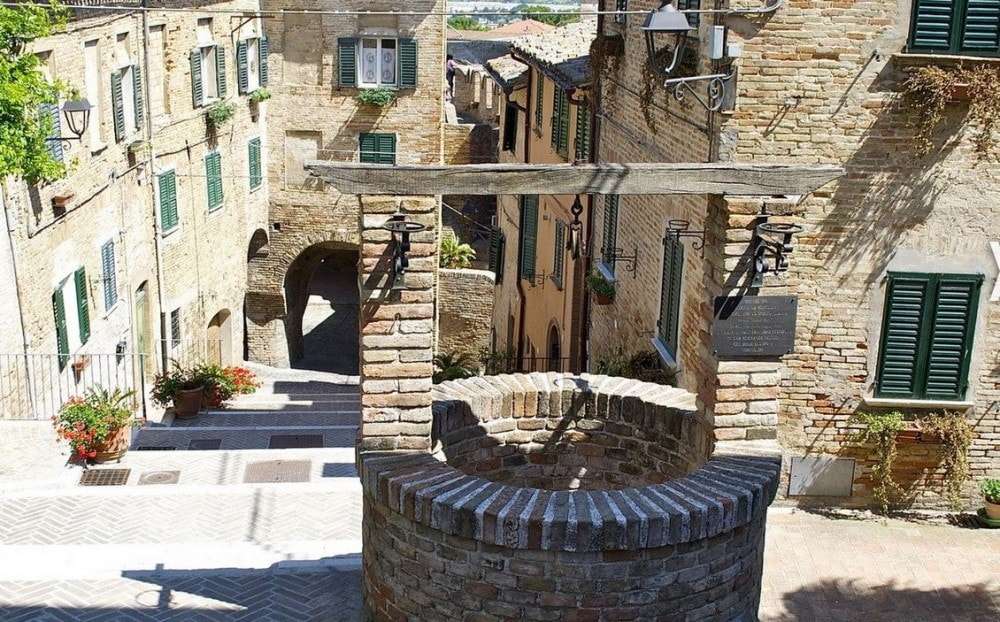 Stare miasto Fano w Marche we Włoszech puzzle online