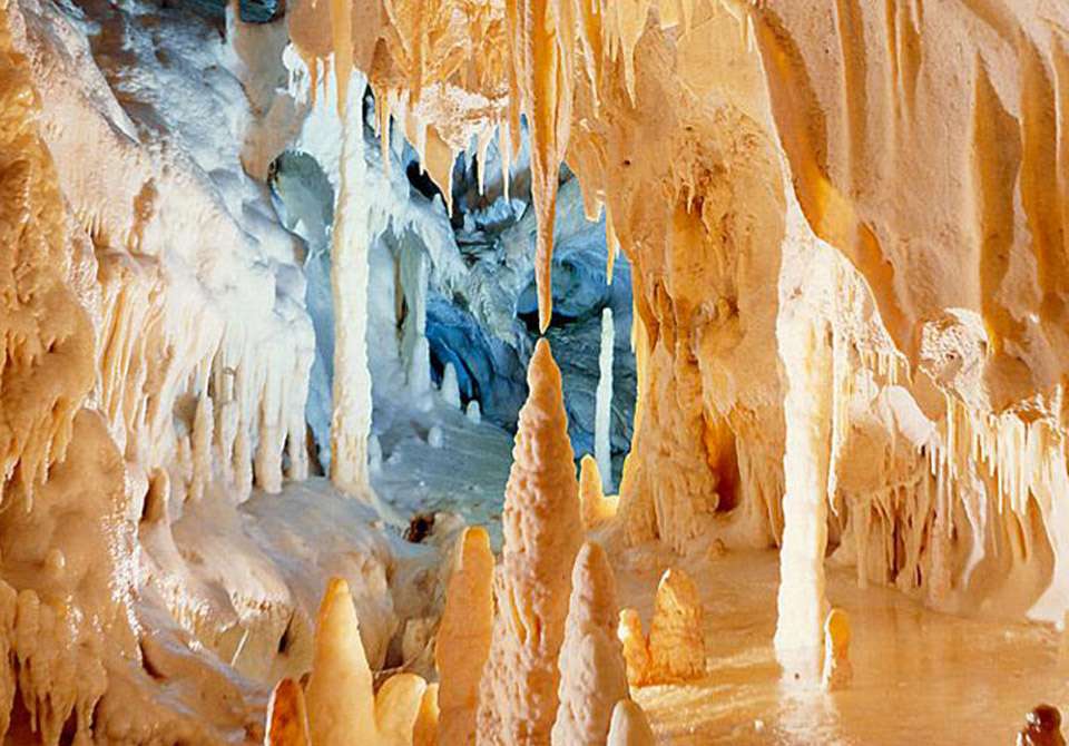 Stalagmity w Grotte Frasassi niedaleko Genga we Włoszech puzzle online