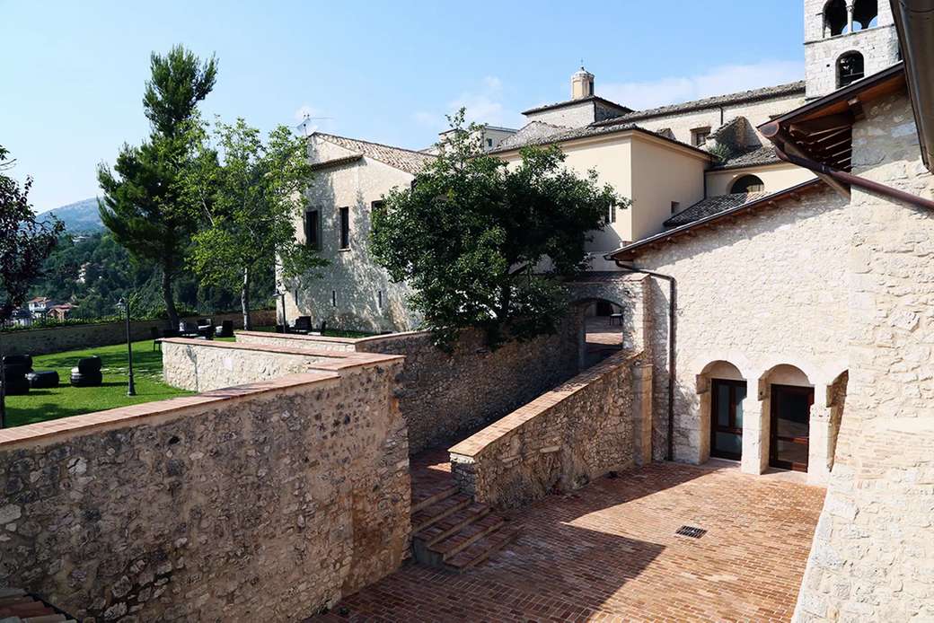 Klasztor Veroli Sant Erasmo w Marche we Włoszech puzzle online