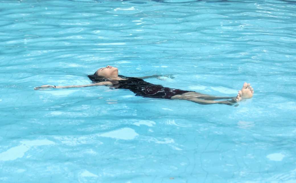 Młoda dziewczyna pływanie na basenie puzzle online