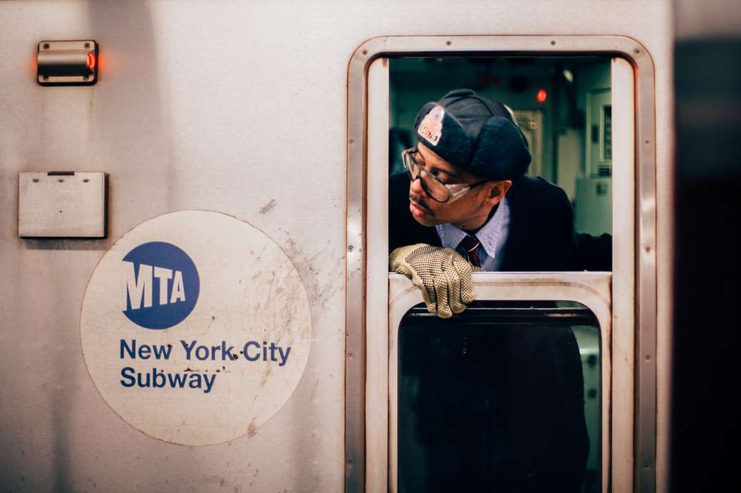 mężczyzna zerkający na okno pociągu metra w Nowym Jorku puzzle online