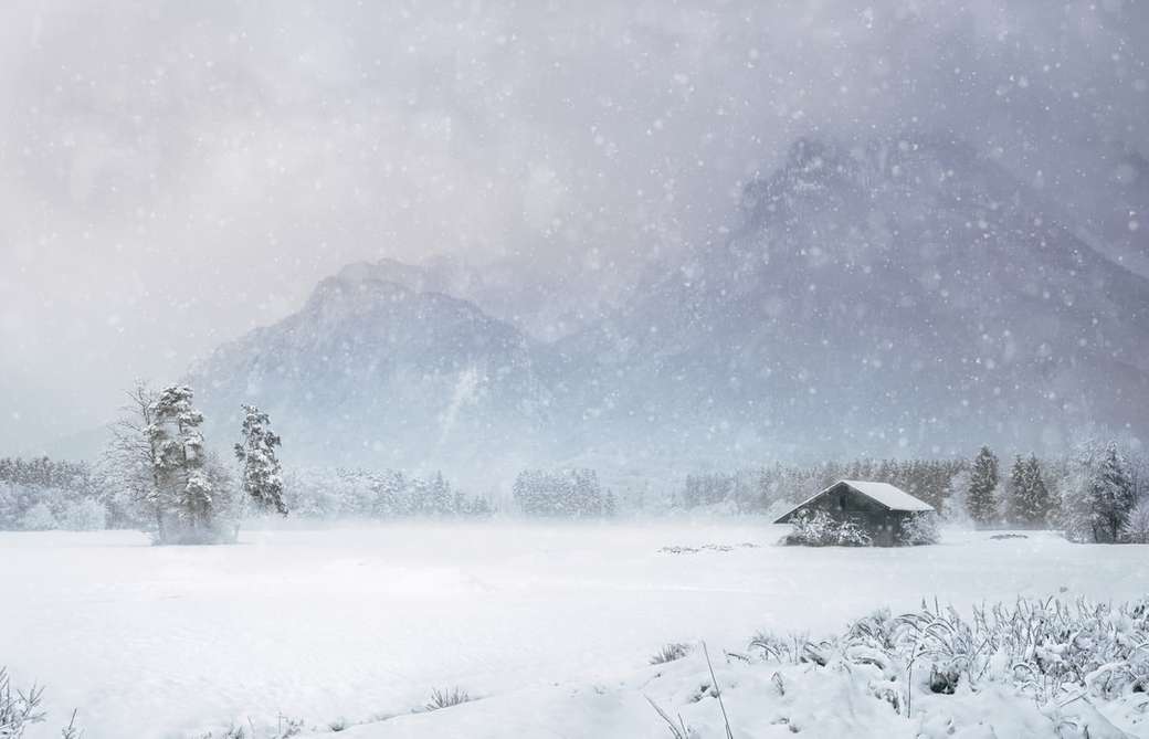 dom pokryty śniegiem w pobliżu góry puzzle online