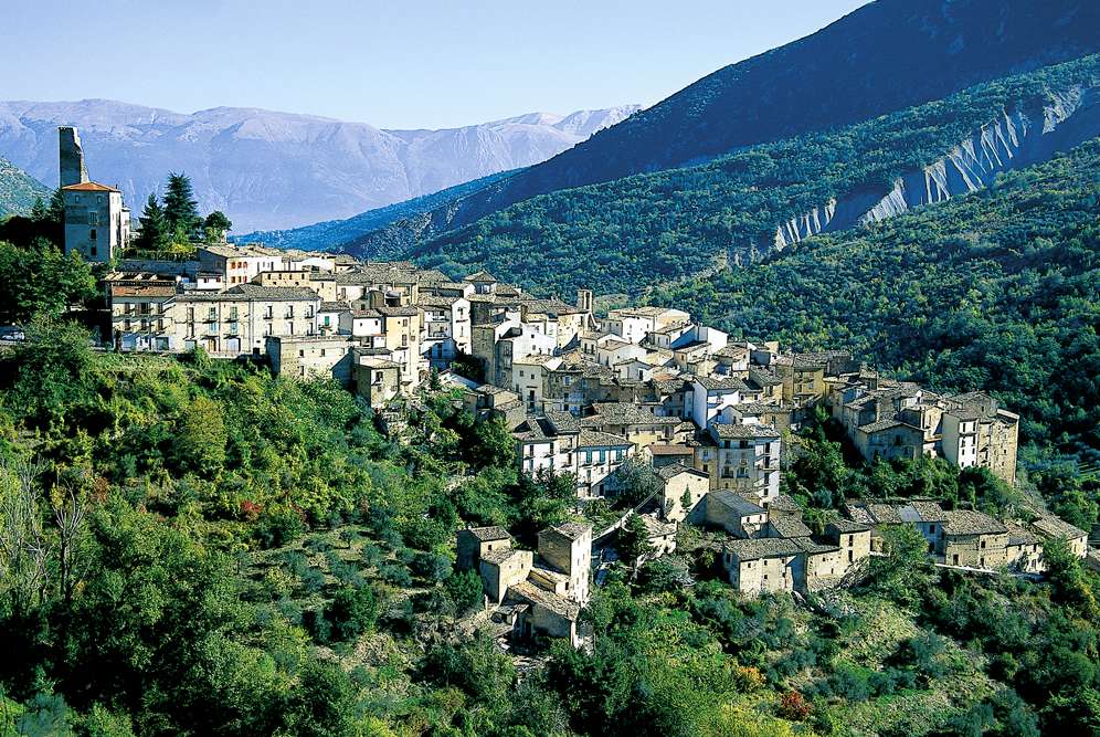 Górskie miasto w Abruzji we Włoszech puzzle online