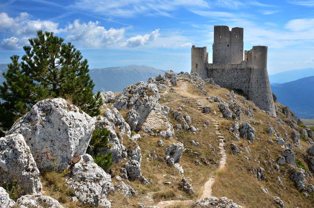 Ruína da paisagem de Abruzzo nas montanhas Itália quebra-cabeça