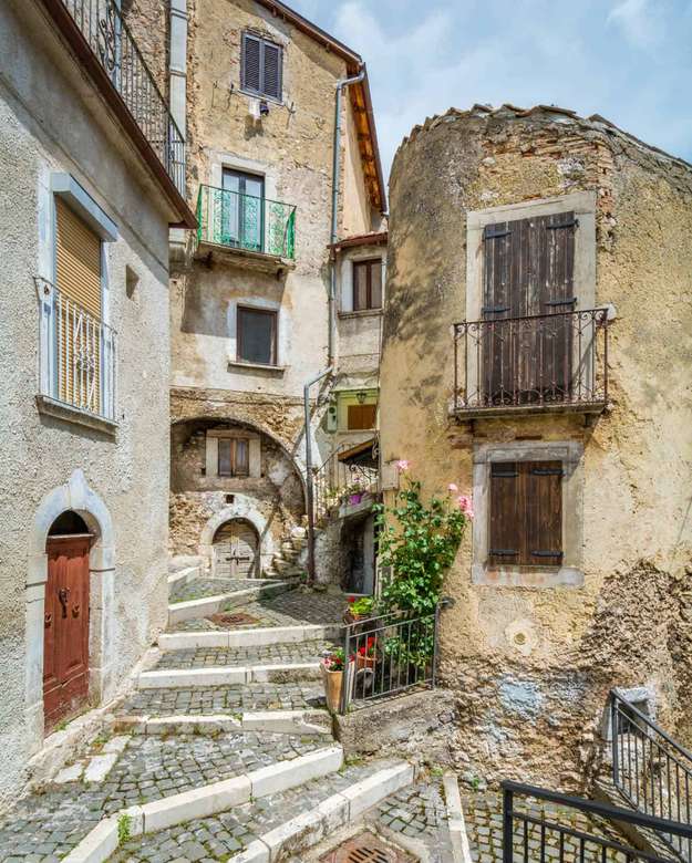 L'Aquila Staircase Alley Abruzzo Włochy puzzle online