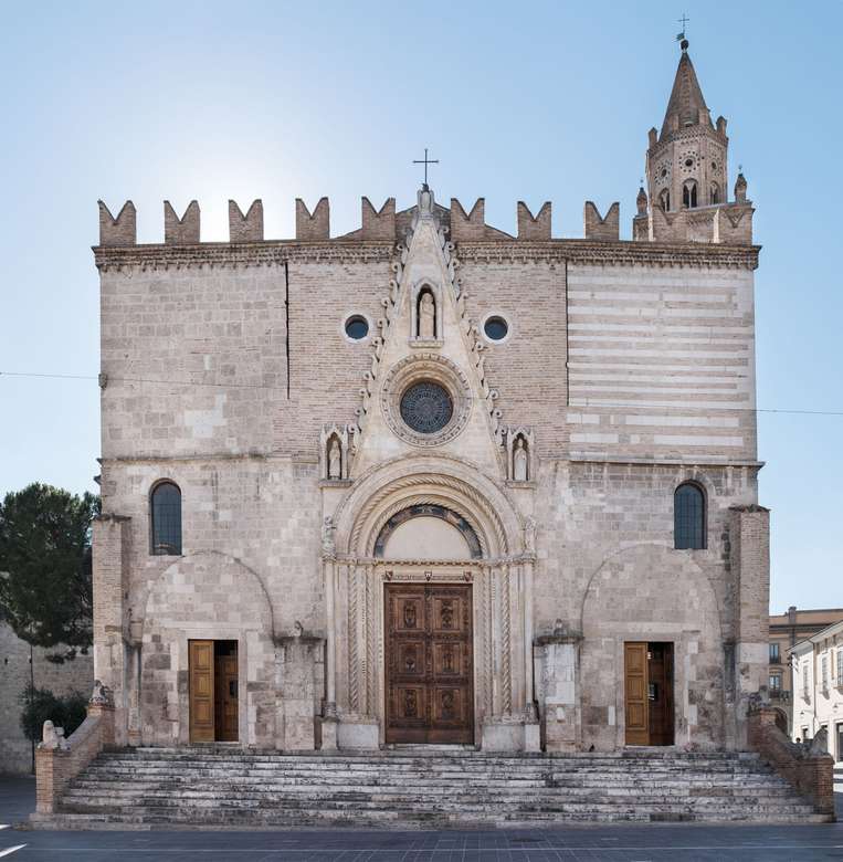Miasto Katedra Teramo w Abruzji we Włoszech puzzle online