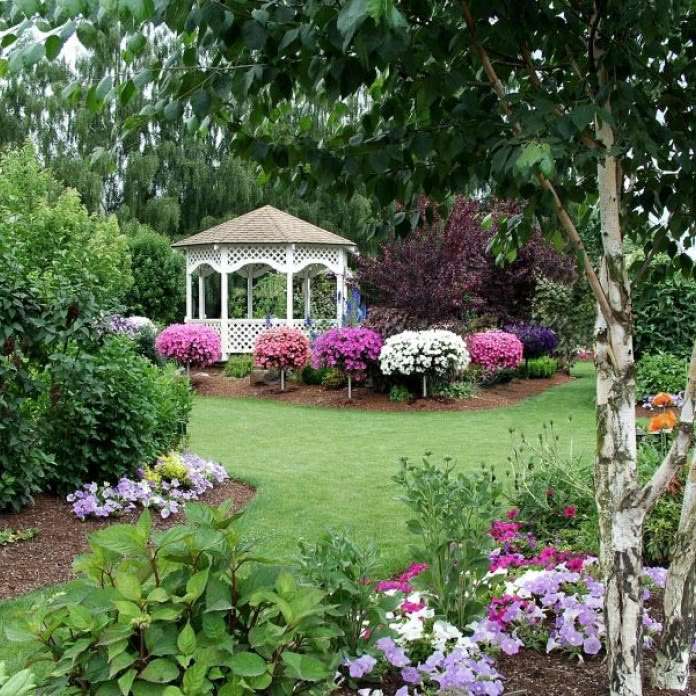 Ogród, altanka, kwiaty puzzle online