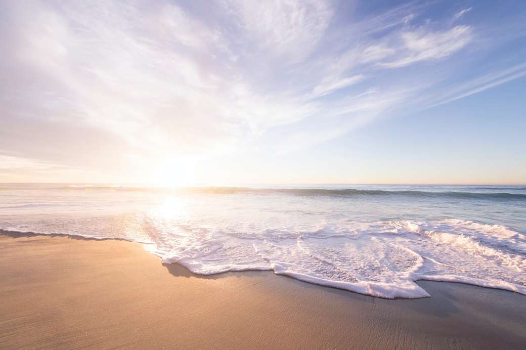 Wschód słońca nad piaszczystą plażą puzzle online