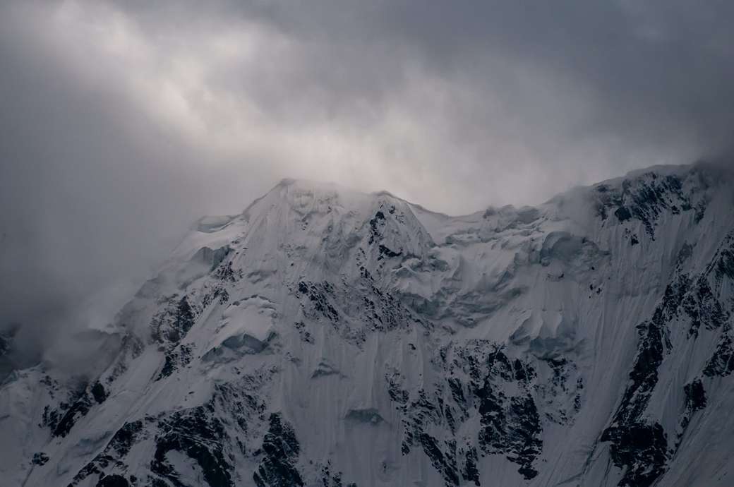 Szczyt Nanga Parbat pod chmurami puzzle online
