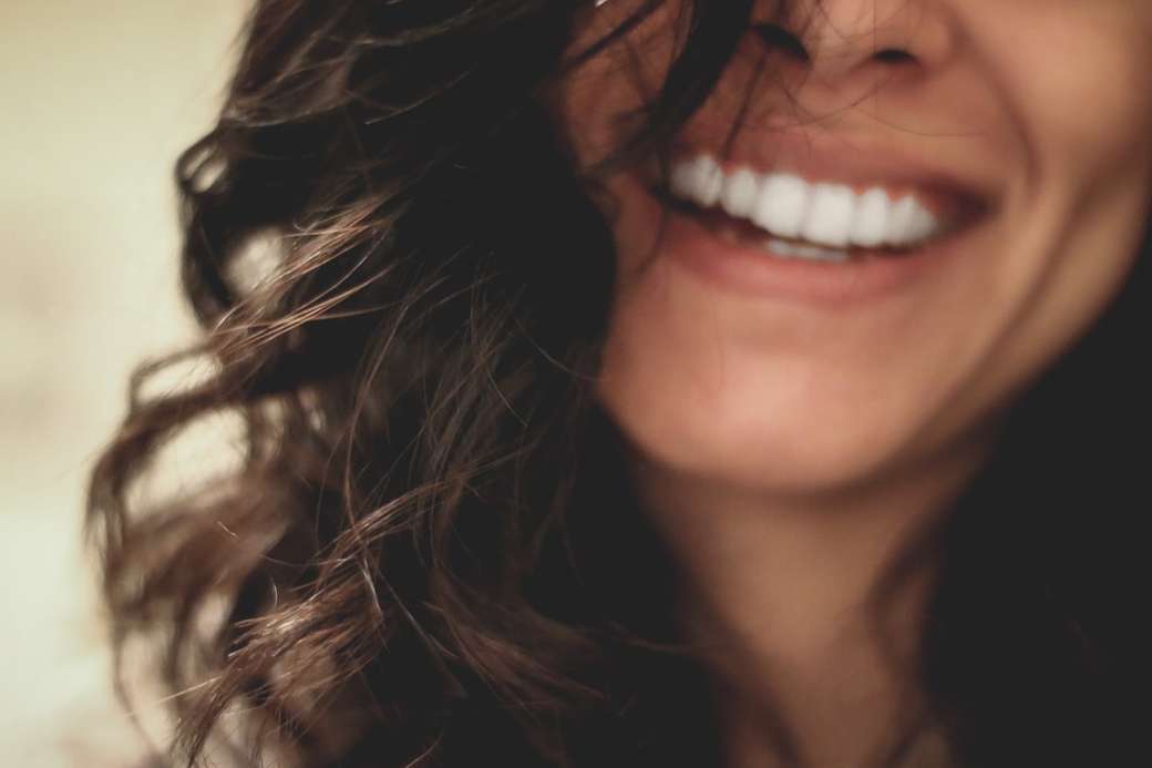 długie czarne włosy kobieta uśmiechnięta fotografia szczegół puzzle online