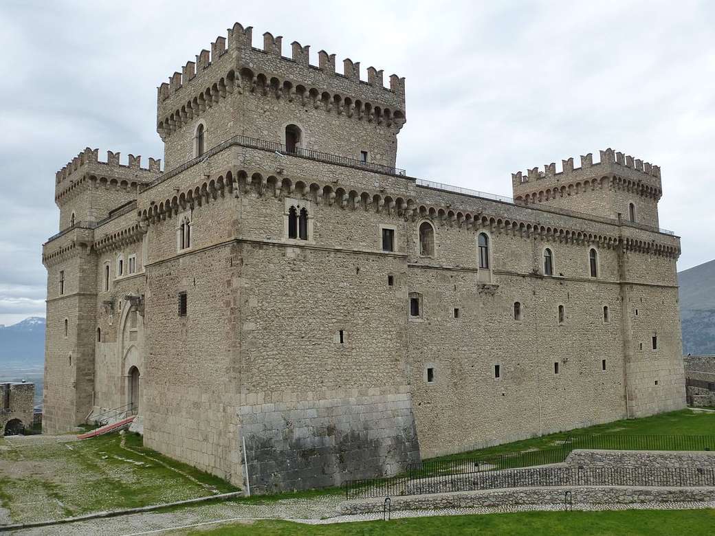 Celano Castello Piccolomini Region Lazio Włochy puzzle online