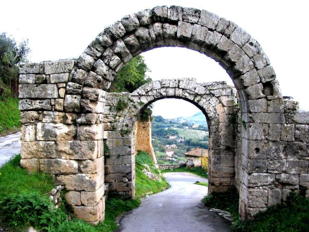 Ferentino Old Gates Region Lazio Włochy puzzle online