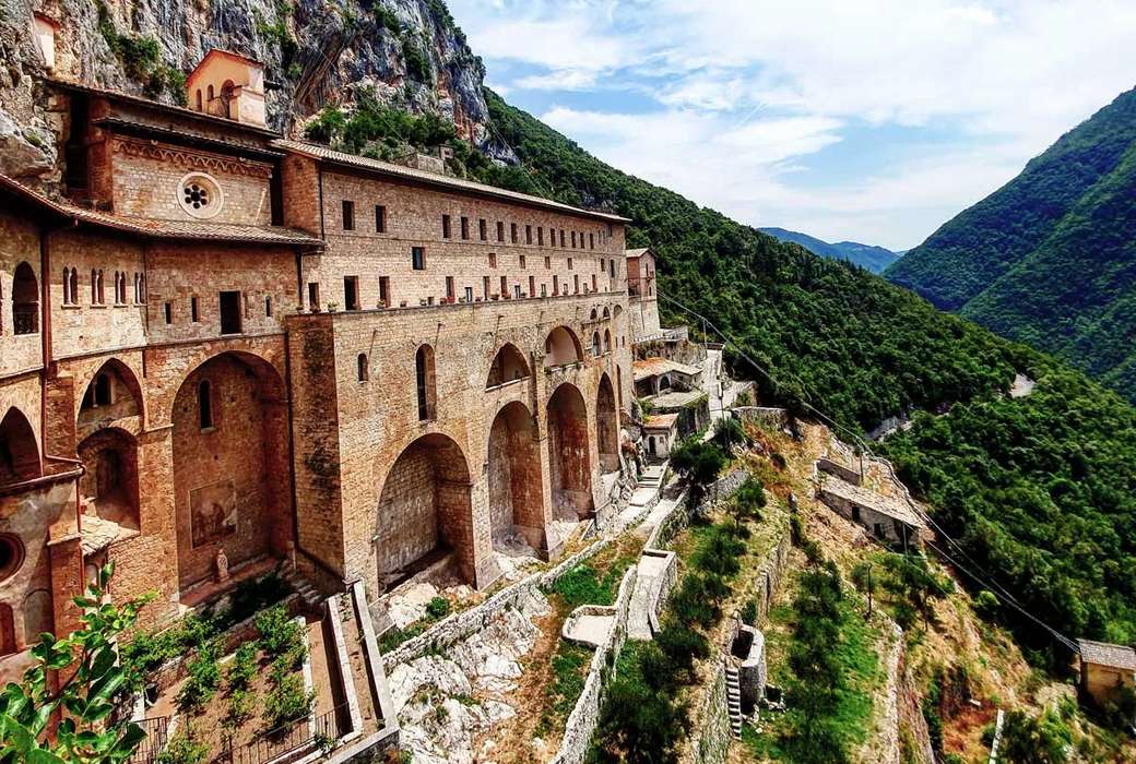 Klasztor benedyktynów w Subiaco, region Lazio, Włochy puzzle online