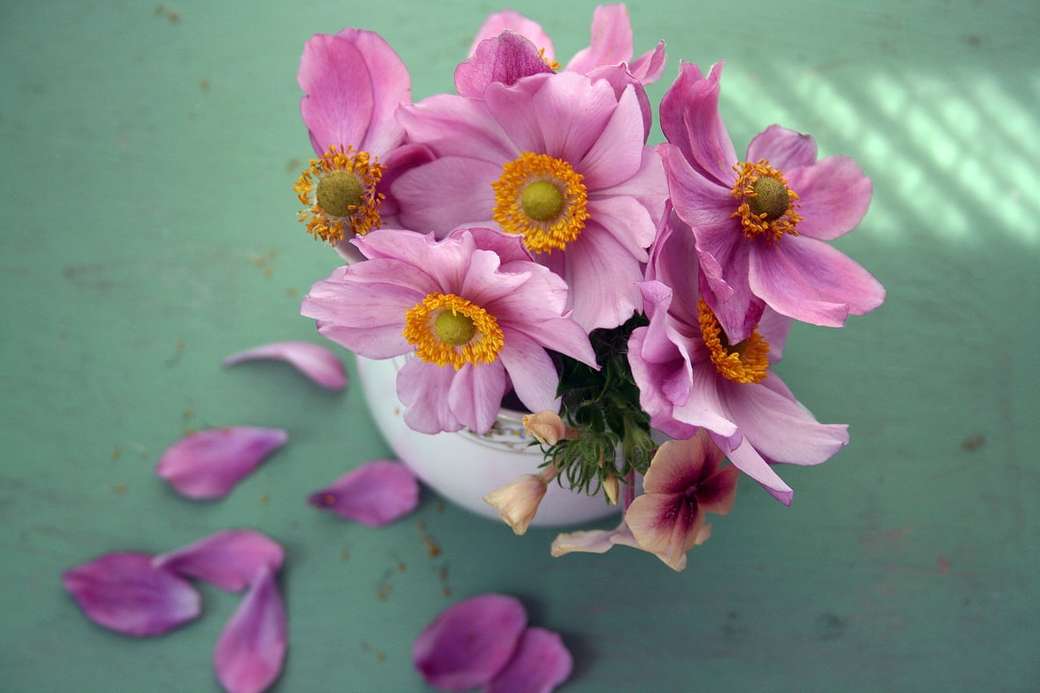 różowe kwiaty w wazonie puzzle online