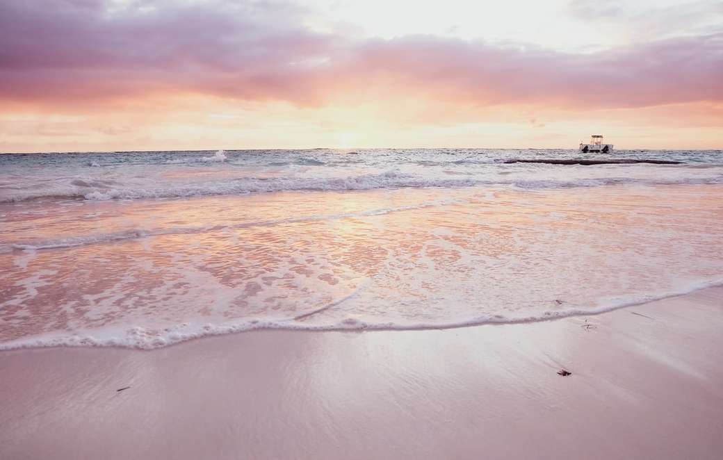 ludzie na plaży podczas zachodu słońca puzzle online