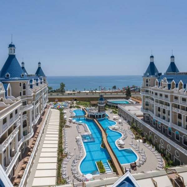 Hotel z basenem w turcji puzzle online