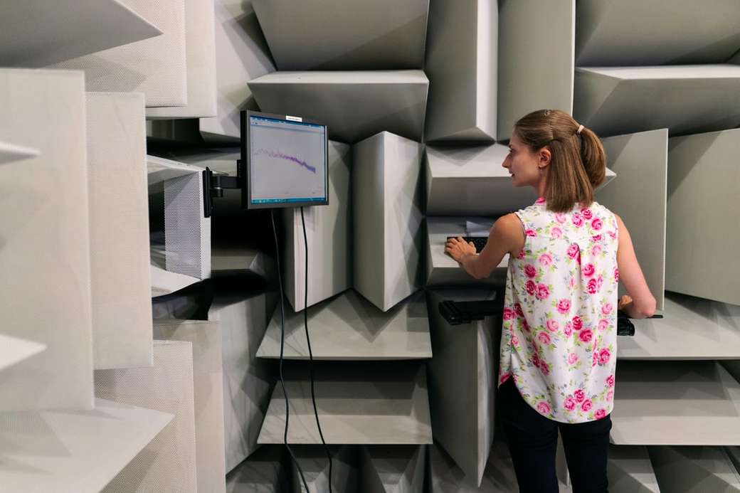 Kobieta inżynier ds. Hałasu i wibracji zbiera dane dźwiękowe puzzle online