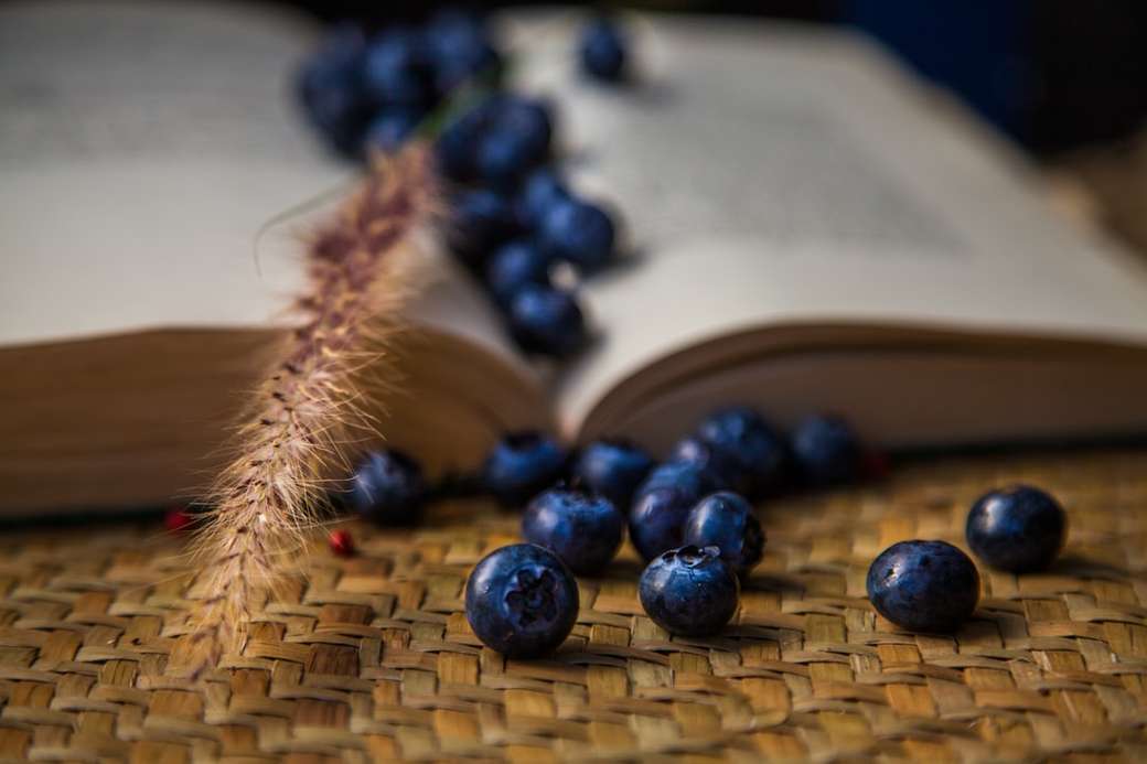 niebieskie jagody na brązowym plecionym koszu puzzle online