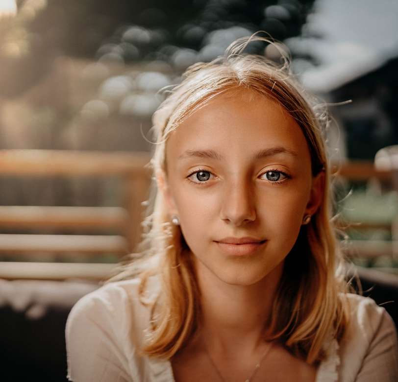 Portret młodej dziewczyny puzzle online