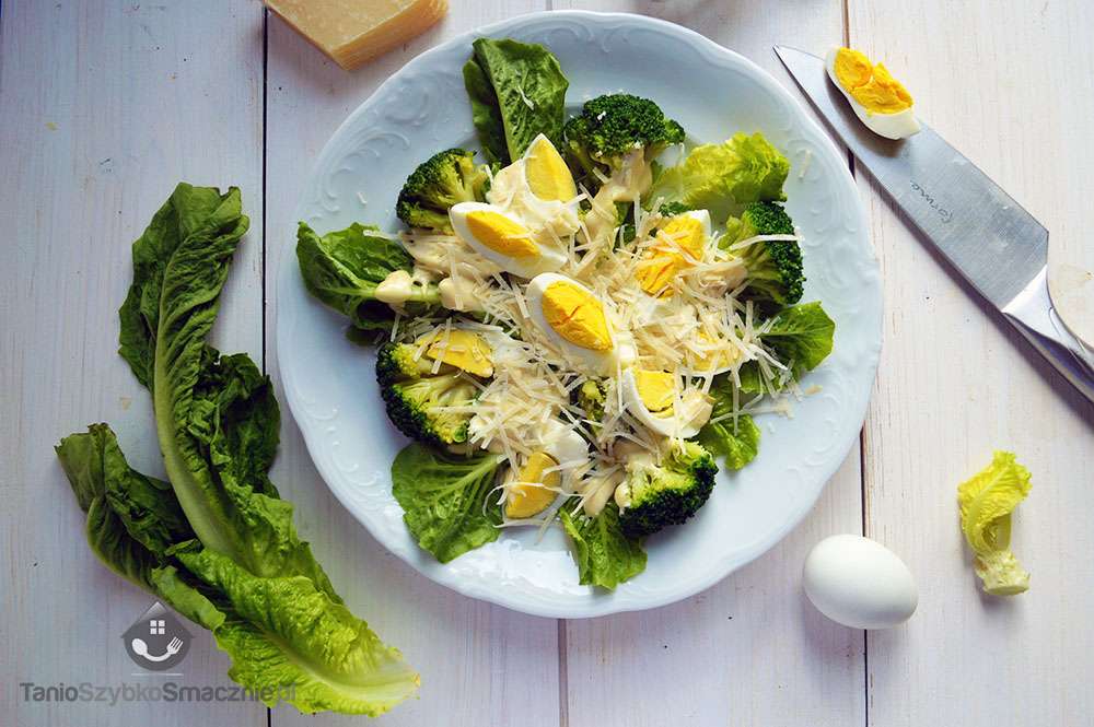 zielona sałata  brokułem i jajkami puzzle online