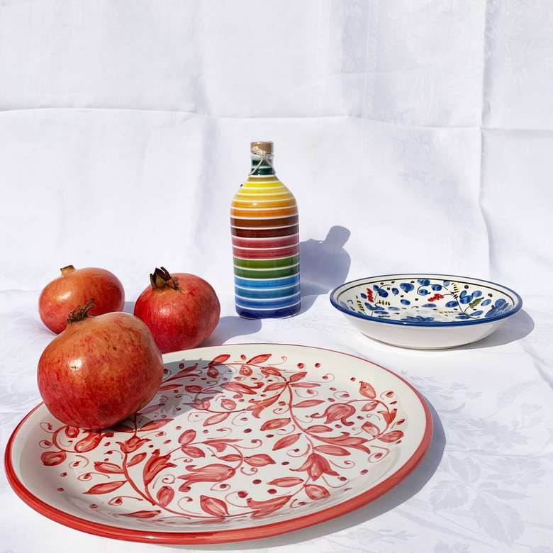 mere roșii pe placă din ceramică florală albă și albastră puzzle