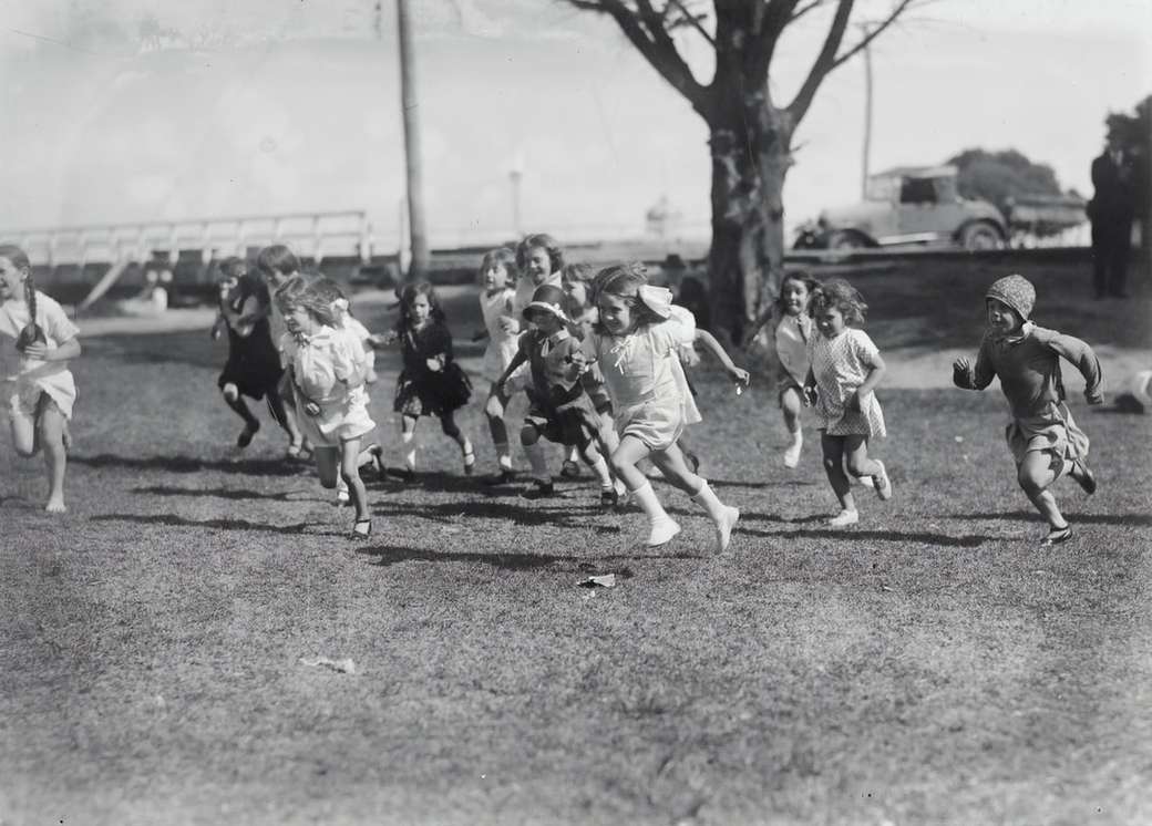 Bieg dziewcząt, około 1930 roku puzzle online