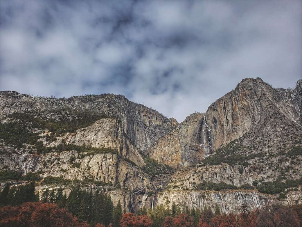 Yosemite u progu wiosny, ale zimą jeszcze. puzzle online