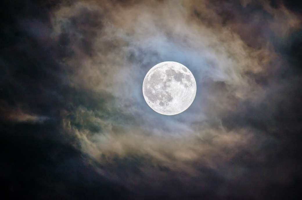 księżyc w pełni i szare chmury w nocy puzzle online