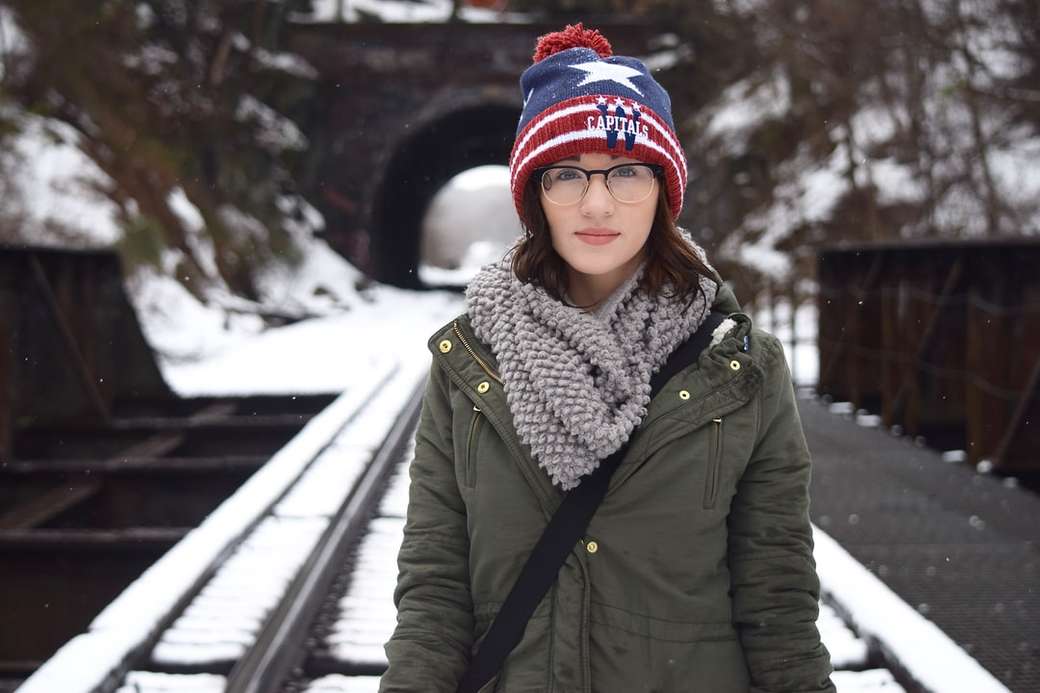 Kobieta na torach kolejowych puzzle online