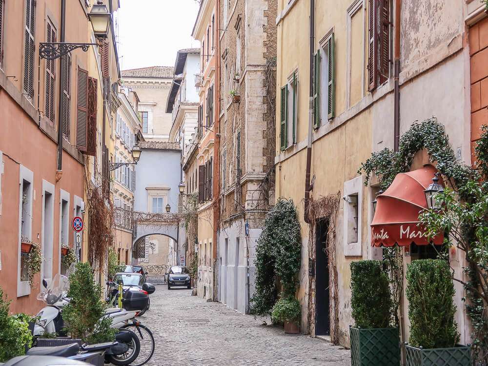 Aleja na starym mieście w Rzymie puzzle online