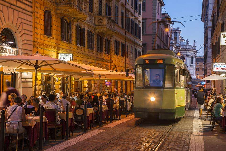 Stare miasto z tramwajem w Rzymie puzzle online