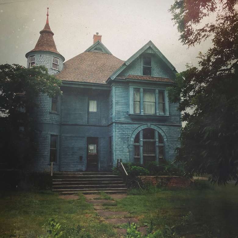 Stary niebieski nawiedzony dom puzzle online