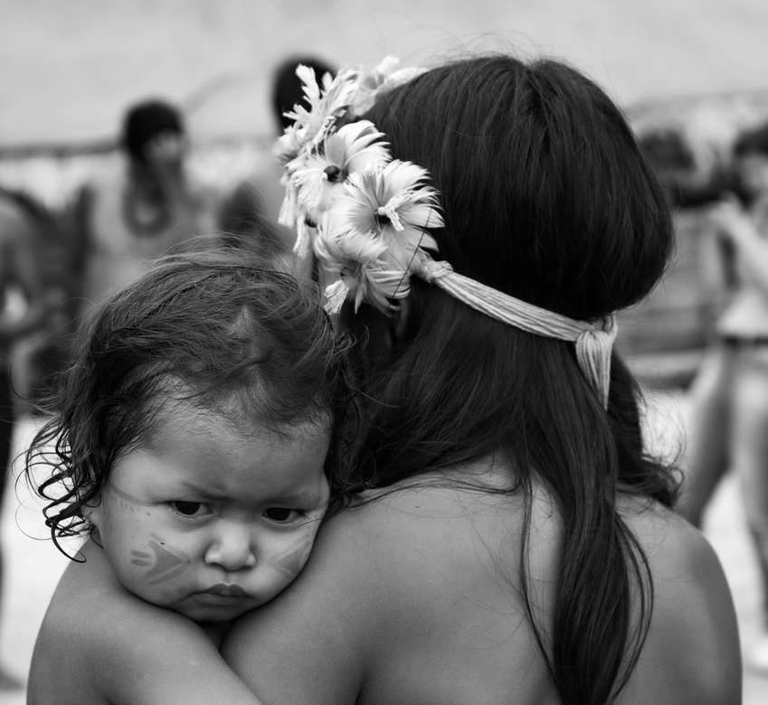 Córeczka guarani na przytulanie mamy puzzle online