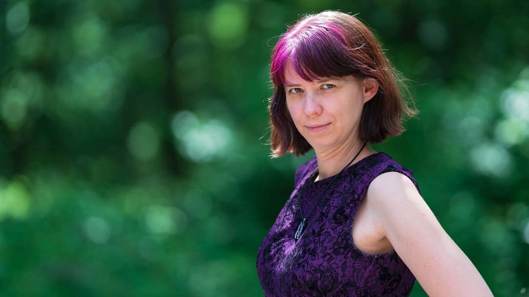 kobieta w fioletowym topie bez rękawów puzzle online