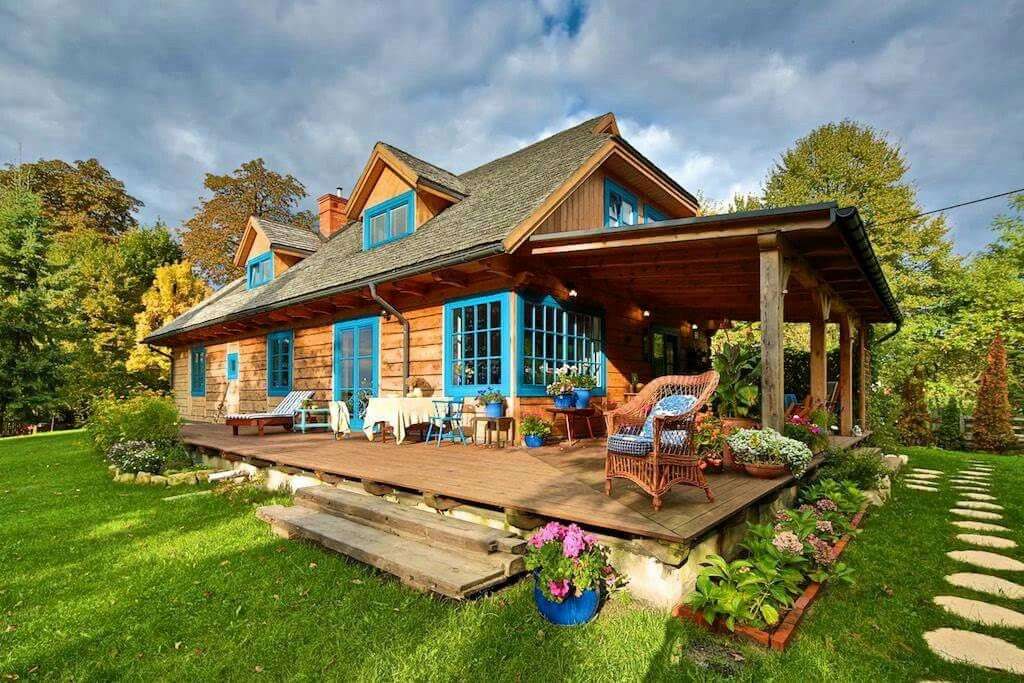 drewniany dom z niebieskimi okiennicami puzzle online