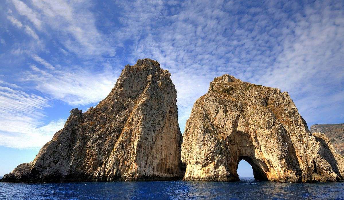 Wyspa Capri w Zatoce Neapolitańskiej we Włoszech puzzle online