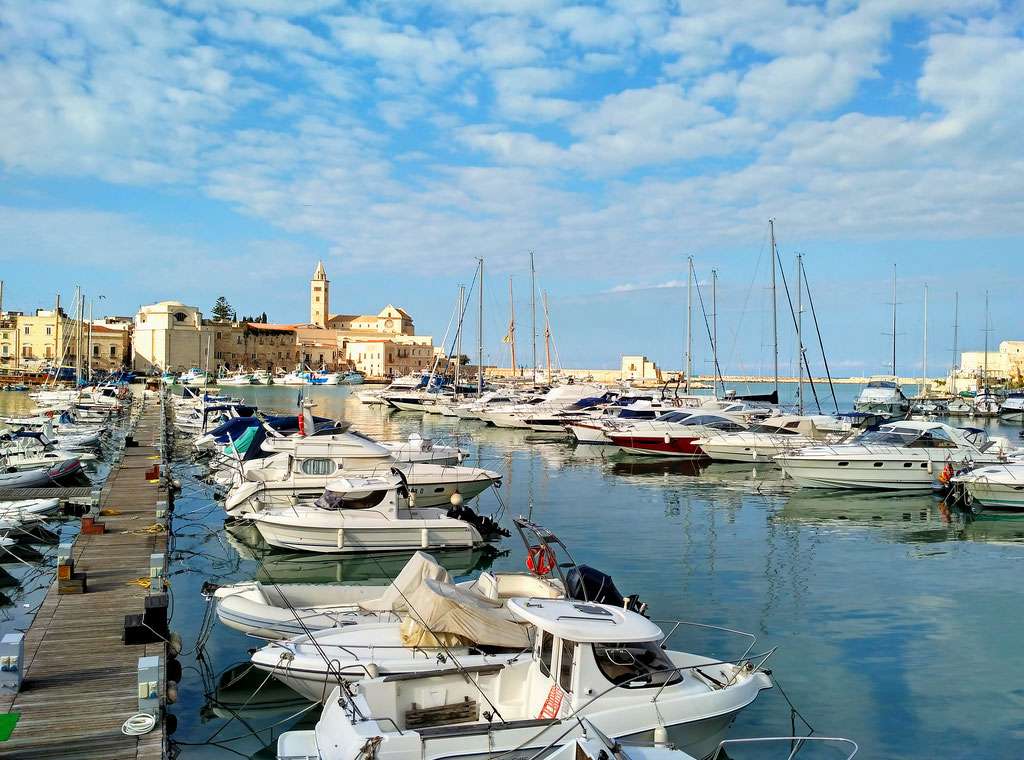 Miasto portowe w Apulii we Włoszech puzzle online