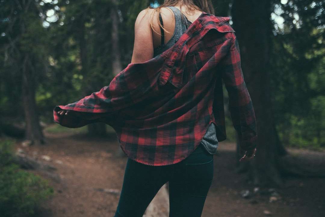Kobieta w koszuli w lesie puzzle online