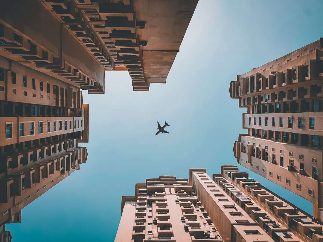 Zobacz ujęcie samolotu przelatującego nad budynkami puzzle online