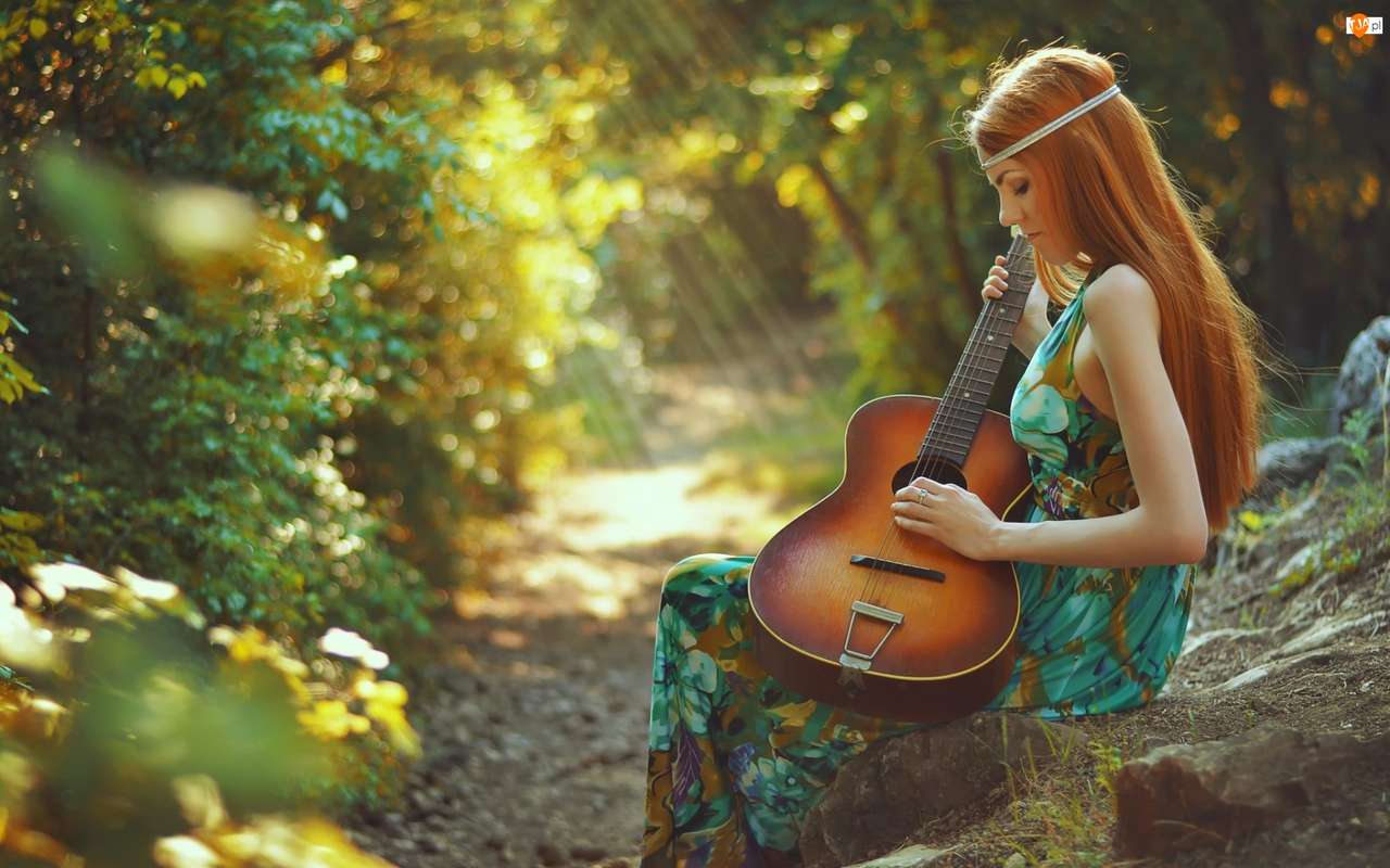 dziewczyna z gitarą w lesie puzzle online