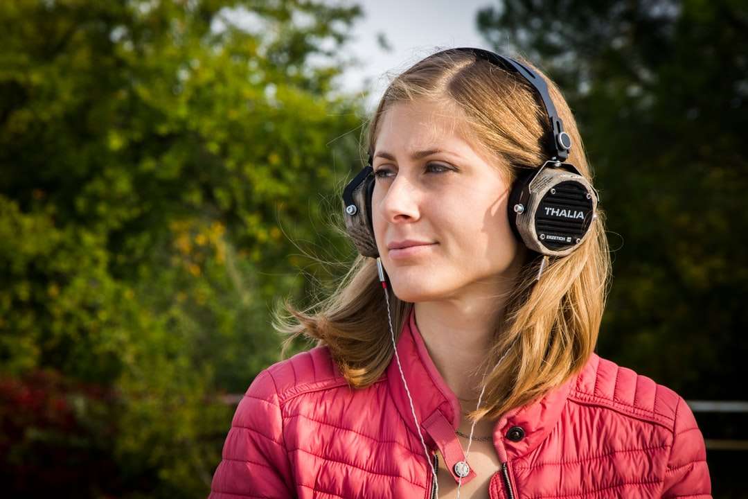 Kobieta, słuchanie muzyki przez słuchawki na zewnątrz puzzle online
