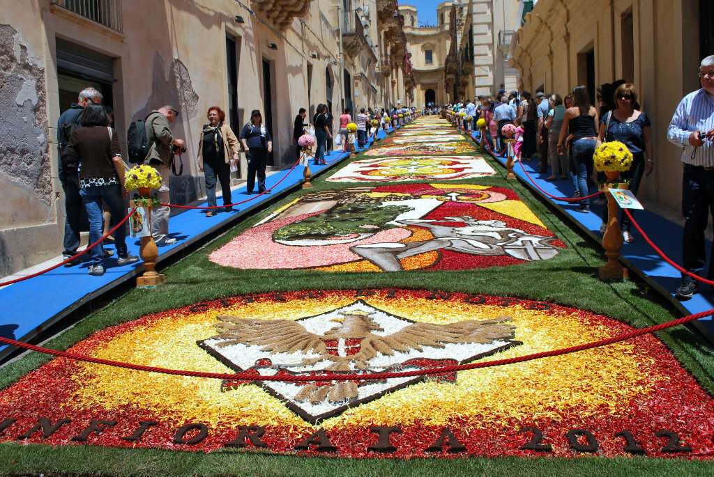 Dywany kwiatowe na festiwal na Sycylii puzzle online
