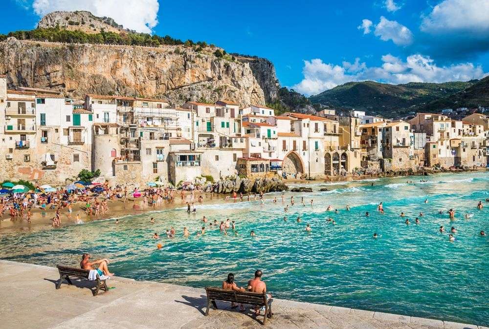 Nadmorskie miasto Cefalu na Sycylii puzzle online