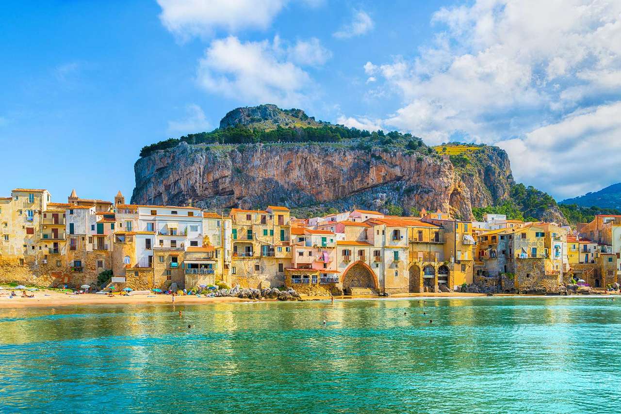 Nadmorskie miasto Cefalu na Sycylii puzzle online