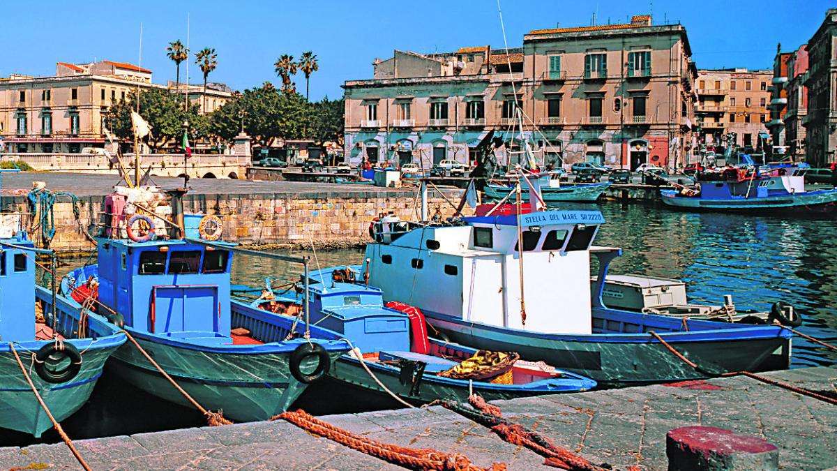 Syrakuzy stary port rybacki Sycylia puzzle online