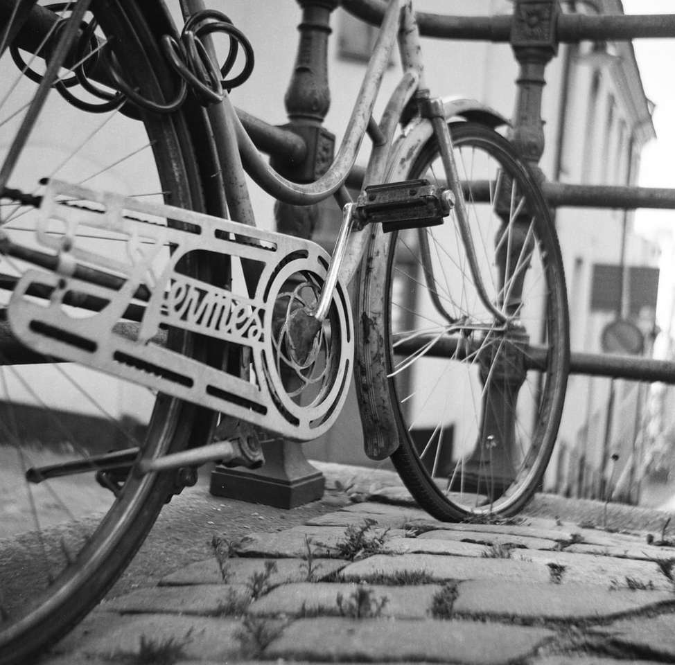 Rower po brukowanej ulicy puzzle online
