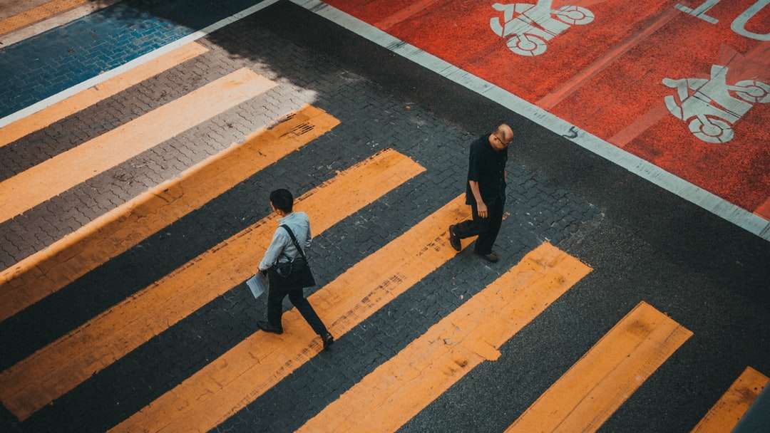 dwóch mężczyzn na ulicy puzzle online