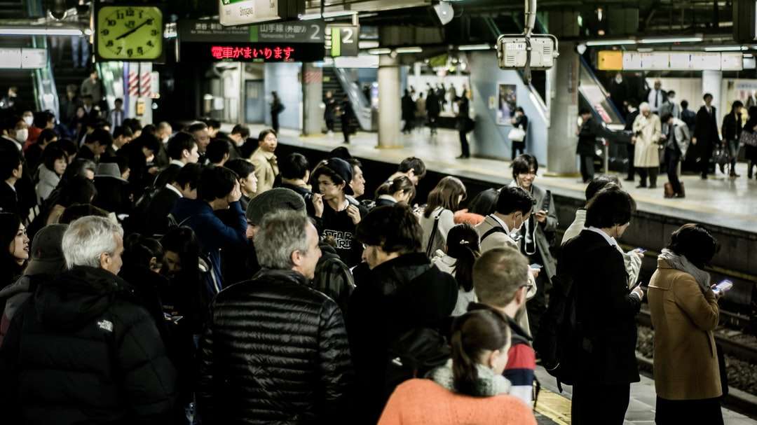 ludzie czekający na pociąg puzzle online